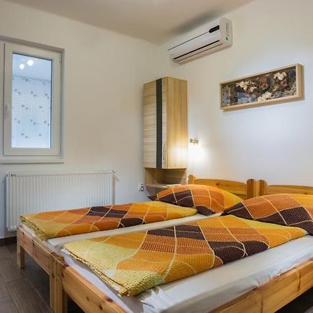 Ferienwohnung Negga Apartman Hajdúszoboszló Zimmer foto